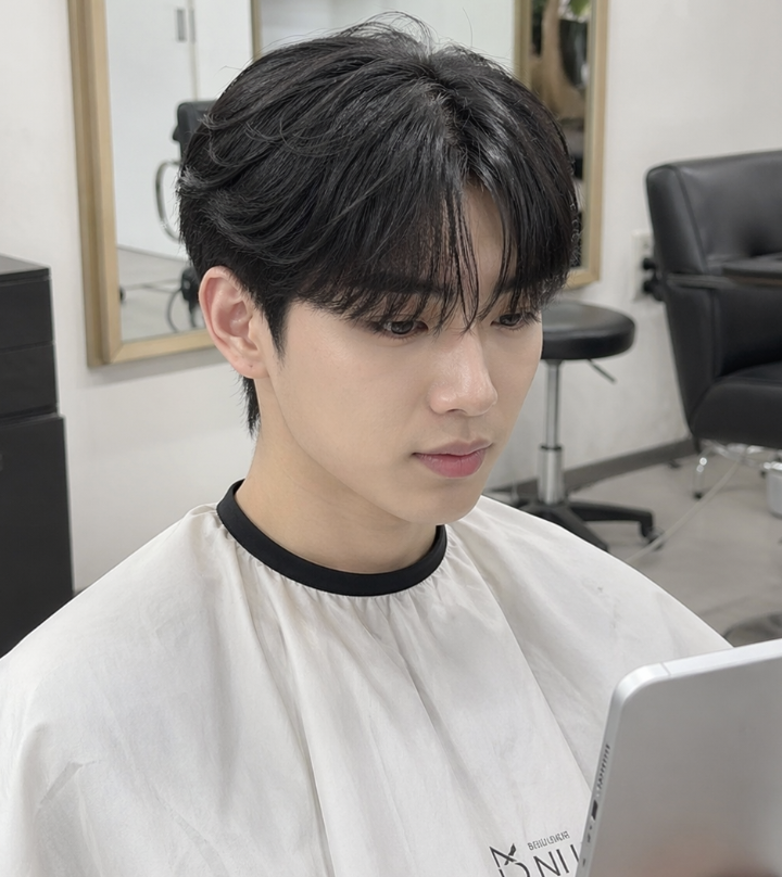 시스루펌 남자 가격 상담을 위해 미용실에서 앞머리와 전체 균형을 확인