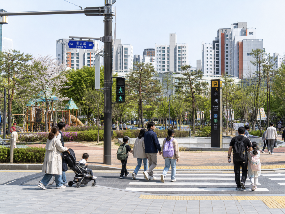 부동산 앱 데이터와 실제 아파트 현장을 함께 비교하는 자연스러운 탐색 장면
