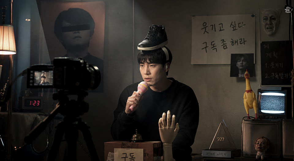 닛몰캐쉬 영상의 소품과 화면 구성이 강조된 장면