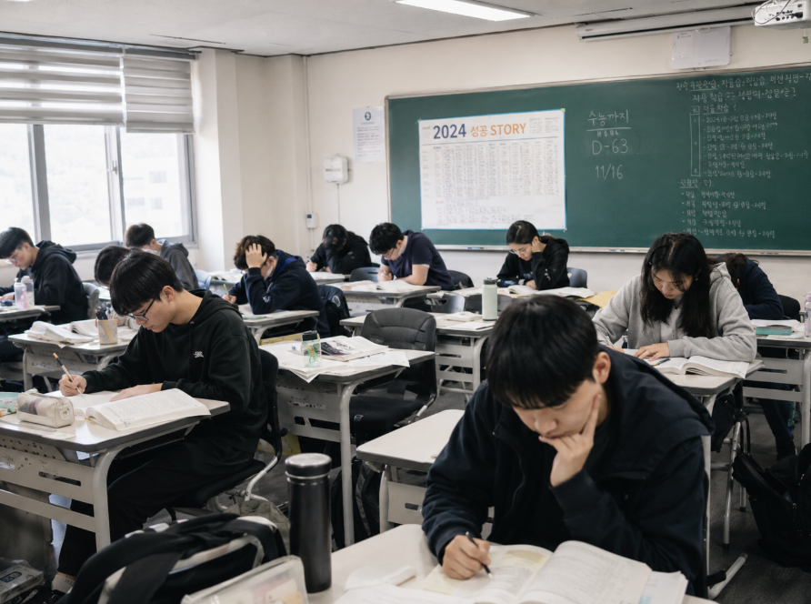 부산 대성학원 기숙사와 자습 공간을 함께 떠올릴 수 있는 차분한 면학 분위기 이미지 설명