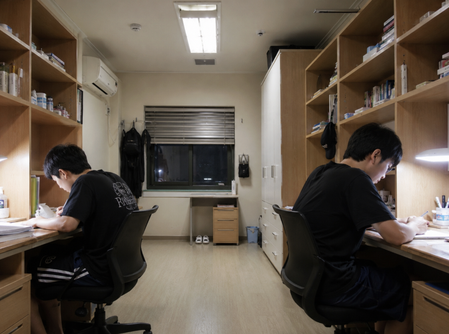 부산 대성학원 재수 과정에서 상담 자료와 학습 계획표를 함께 검토하는 자연스러운 장면 설명