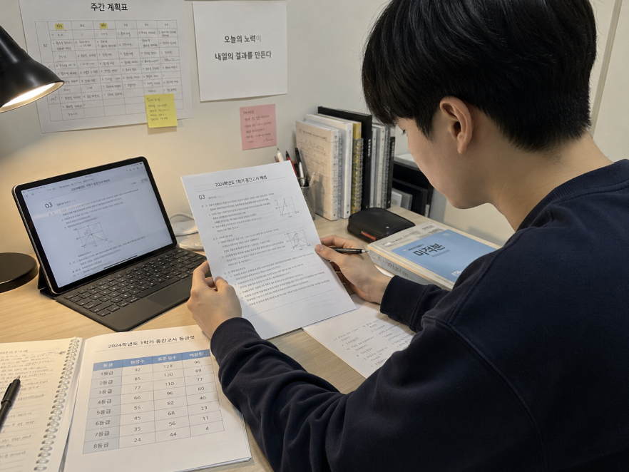 2026 6월 모의고사 영어 지문과 해설을 함께 검토하는 학습 장면