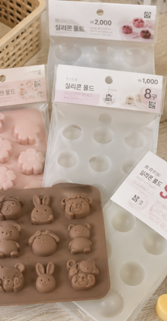 다이소 몰드 실리콘과 플라스틱 몰드 틀을 나란히 비교한 자연스러운 제품 이미지